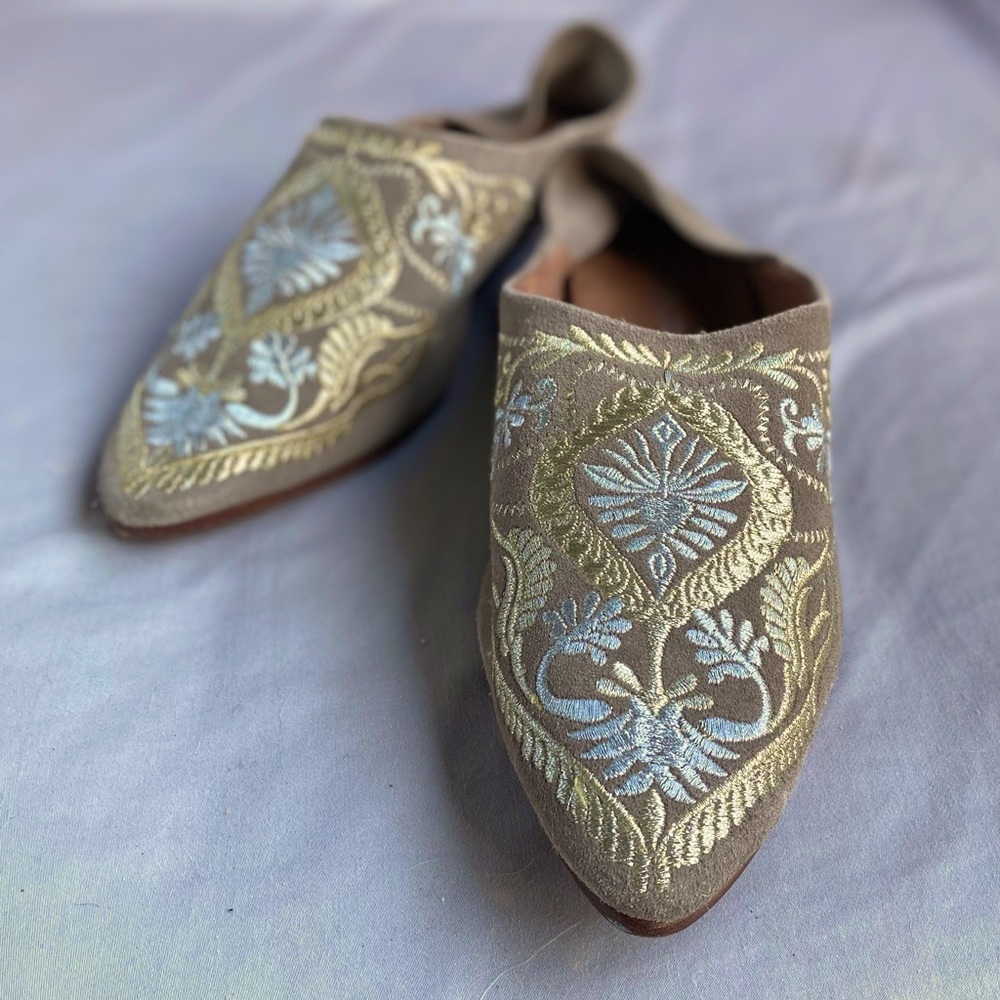 Embroidered Jeffrey Campbell Vijay flat in gold sz 7.5